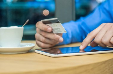 Internet tablet pc ve kredi kartı ile adam online alışveriş. Intternet müşteri Internet üzerinde şeyler satın.