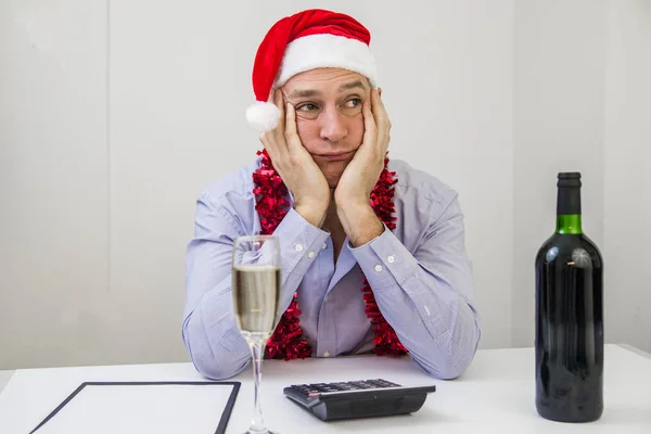 Mladý podnikatel slaví Vánoce v úřadu. Podnikatelé oslavit Veselé Vánoce a šťastný nový rok — Stock fotografie