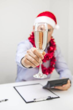 Mutlu Noeller ve mutlu tatiller! Noel simgesi olan yakışıklı adam.