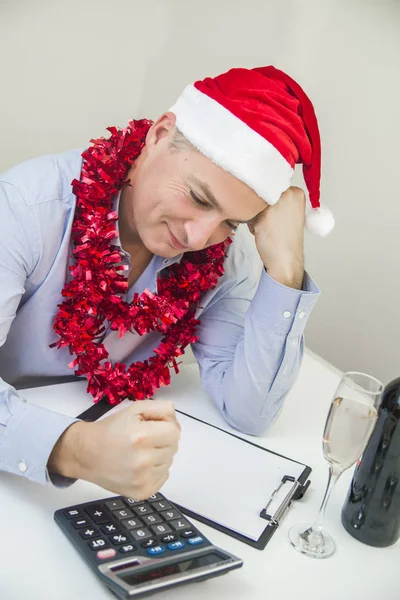 Hombre de Negocios Celebre Feliz Navidad y Feliz Año Nuevo Use Sombrero de Santa. Hombre de negocios guapo celebrando la Navidad en el cargo — Foto de Stock