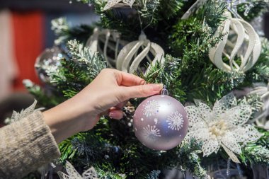  Noel ağacı, Noel dekorasyon ağaç süsleme kadın. Noel ağacı süsleme kadın resim