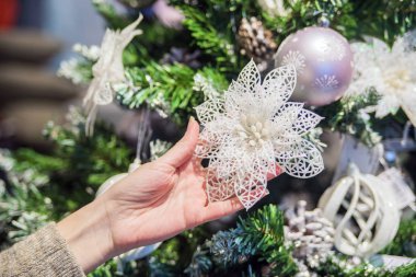  Noel ağacı, Noel dekorasyon ağaç süsleme kadın. Noel ağacı süsleme kadın resim