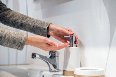 Yıkama El temizleyici jel pompa dağıtıcısı kullanarak eller. Şişeden losyon pompa ile bir el sabunu