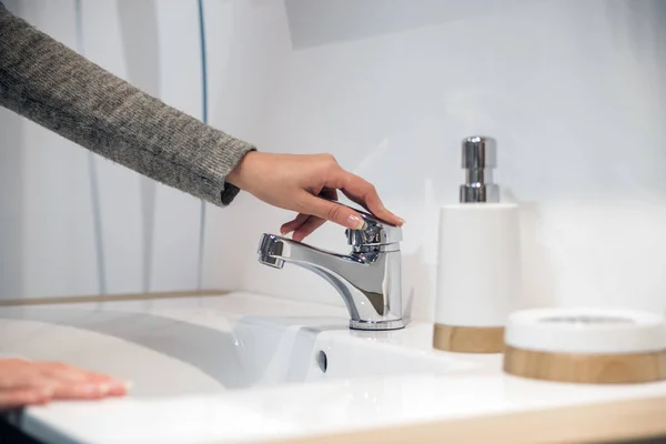 Higiene. Manos limpias. Lavarse las manos. mujer lavarse las manos — Foto de Stock