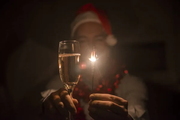 남자는 밝은 축제 크리스마스 향을 손에 들고입니다. 크리스마스 기간 동안 한 향을 들고 남자의 손입니다. 크리스마스, 휴일, 새 해 파티 및 불꽃 개념-남자 손 잡고 폭죽 또는 벵골 빛 — 스톡 사진