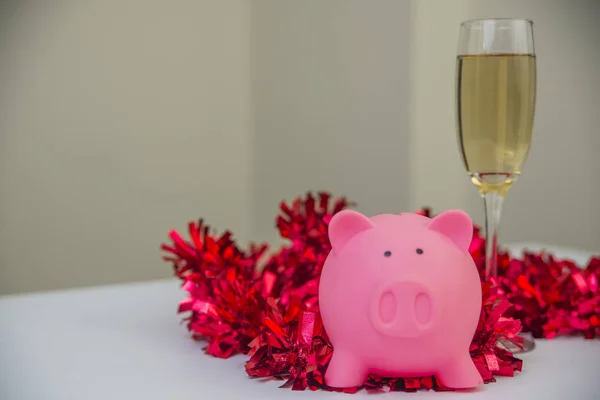 Banco Piggy com decorações de Natal. xmas tempo e porquinho banco — Fotografia de Stock