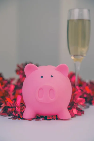 Banco Piggy com decorações de Natal. Piggy bank com fundo de decoração de Natal, imagem para o tempo para começar a economizar ou solução para economizar dinheiro para o conceito de férias de festa de Natal . — Fotografia de Stock