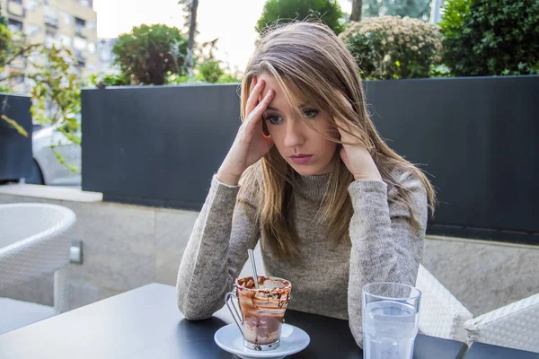 Close up de triste jovem no fundo do pensamento ao ar livre. Retrato de jovem mulher elegante bonito sentado ao ar livre em um café em uma cidade. Ela está triste. — Fotografia de Stock