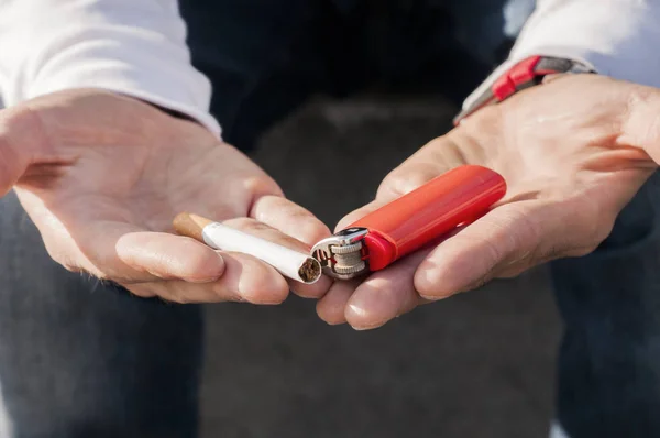 Ręką, trzymając lżejsze i papierosów, uzależnień, uzależnienia i złych nawyków koncepcja - bliska młodzieży palenie papierosów na zewnątrz — Zdjęcie stockowe