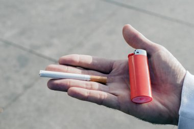 daha açık tutan el ve sigara, madde bağımlılığı, bağımlılık ve kötü alışkanlıkları kavramı - gençlerin sigaraya açık havada kadar yakın