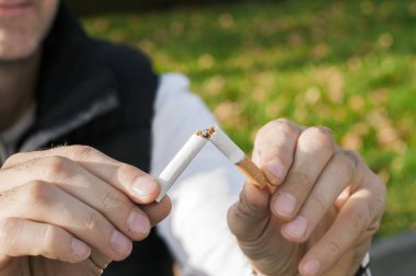 Sigarayı, Anti sigara, Sigara, Sigara sigara içen kırma erkek el için bir jest. adam sigara durdurmak karar verdi.