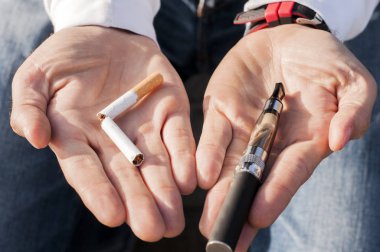 sigara içmek için bir sigara içen sigara türü seçme hakkında kararsız sigara, yakın türü seçimi kavramı