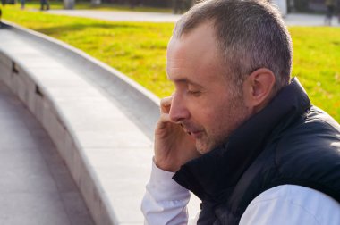 Genç adam cep telefonu, holding smartphone, telefon, cep telefonunuzun açık konuşan genç bir adam portresi konuşurken bir arama yapma kullanarak