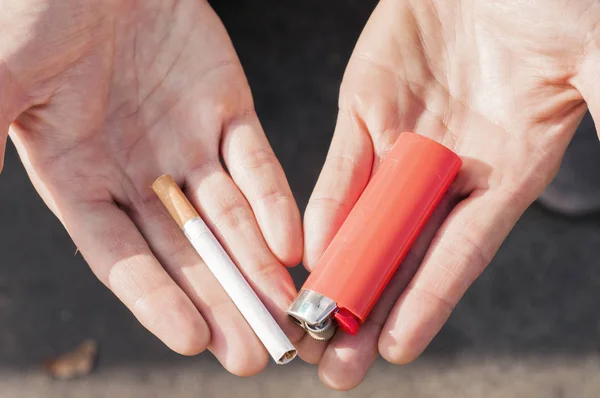 Feuerzeug und Zigarette in der Hand, Drogenmissbrauch, Sucht und schlechte Gewohnheiten - Nahaufnahme von Jugendlichen, die im Freien Zigaretten rauchen — Stockfoto