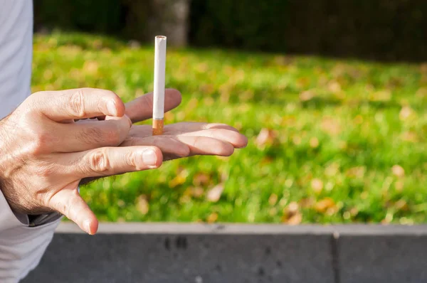 Gesto para dejar de fumar, Anti Fumador, mano masculina aplastando cigarrillo, No Fumador. hombre ha decidido dejar de fumar . — Foto de Stock