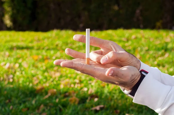 Geste für Raucherentwöhnung, Anti-Raucher, männliche Hand zerquetscht Zigarette, Nichtraucher. Mann hat beschlossen, mit dem Rauchen aufzuhören. — Stockfoto