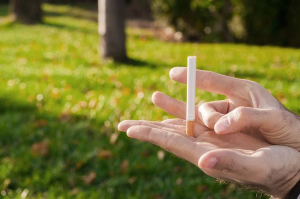 Gesto para dejar de fumar, Anti Fumador, mano masculina aplastando cigarrillo, No Fumador. hombre ha decidido dejar de fumar . — Foto de Stock