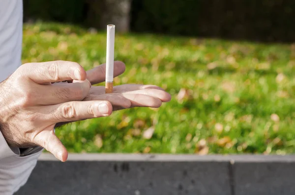 Gesturi pentru renunțarea la fumat, anti-fumat, țigară zdrobitoare de mână de sex masculin, nefumător. Bărbatul a decis să renunțe la fumat . — Fotografie, imagine de stoc