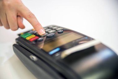 Pos-terminal, beyaz arka plan üzerinde izole ile hizmet kartları close-up. El ile kredi kartı ve banka terminal