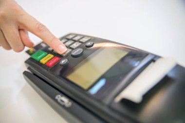Ödeme kartı terminal bir bankada. Elektronik ödeme kavramı. el PIN kodu PIN pad kartı makine veya pos terminal iyi fotoğraf üzerinde