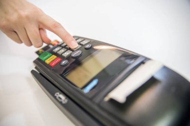Ödeme kartı terminal bir bankada. Elektronik ödeme kavramı. el PIN kodu PIN pad kartı makine veya pos terminal iyi fotoğraf üzerinde