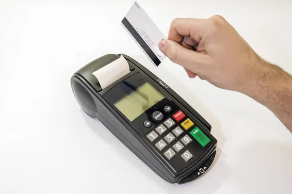 Męskiej ręki wybiera kod pin na pin pad z bankomatu lub terminalu pos z dodaje puste białe karty kredytowej na białym tle. Płatność kartą kredytową - biznesmen posiadający terminali pos. — Zdjęcie stockowe