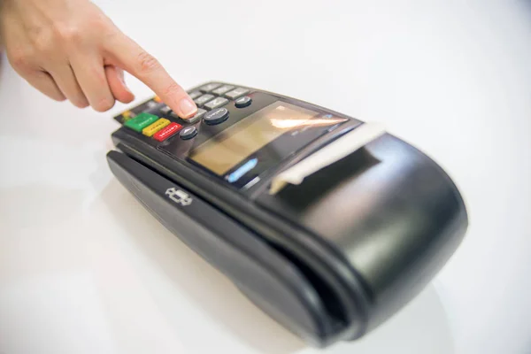 Χέρι κωδικό pin για pin pad μηχανή καρτών ή τερματικό pos. Τράπεζα τερματικού και πληρωμών καρτών στο εσωτερικό γραφείο. Χρώμα εικόνα του ένα Pos και πιστωτικές κάρτες. — Φωτογραφία Αρχείου