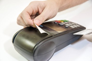 Kredi kartı - pos terminal tutan işadamı ile ödeme. Han kodu kartı makine ya da pos terminal PIN pad üzerinde pin. 