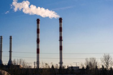 Duman fabrikası, polüsyon. Fabrika borularından duman emisyonu. Tüp bulut Buhar polution. Mavi gökyüzü ve bulutlar ile fabrikada Smokestack. Sanayi-polüsyon. Mavi gökyüzü ile fabrikadan duman
