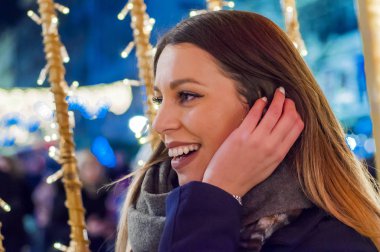 Yan görünümü kadın gece şenlikli Noel piyasada. Kadın gece şenlikli Noel piyasada