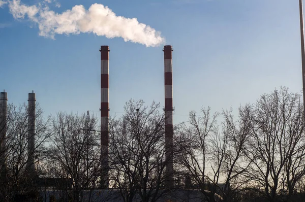 Duman fabrikası, polüsyon. Fabrika borularından duman emisyonu. Tüp bulut Buhar polution. Mavi gökyüzü ve bulutlar ile fabrikada Smokestack. Sanayi-polüsyon. Mavi gökyüzü ile fabrikadan duman