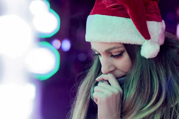 クリスマス ツリーの熟視によって悲しい女。夜街の冬の孤独なクリスマスの女性。お祝いブルネット探してクリスマスに悲しい — ストック写真