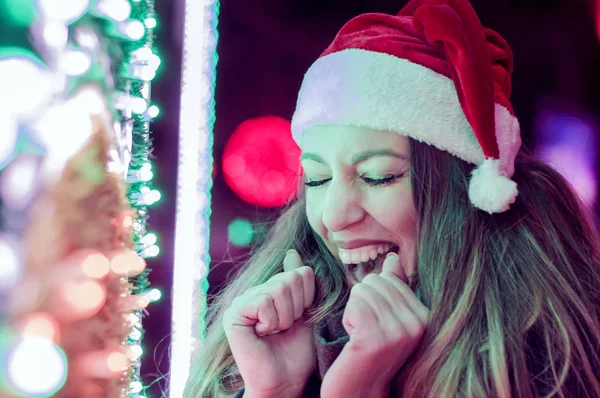 幸せな若い美しい Woman.Surprised 冬の女の子。赤サンタ クロース帽子笑いのうれしそうなきれいな女性の肖像画。美しい少女は、幸せと興奮を探しています。幸せなクリスマスと新年休日の楽しさいっぱい. — ストック写真