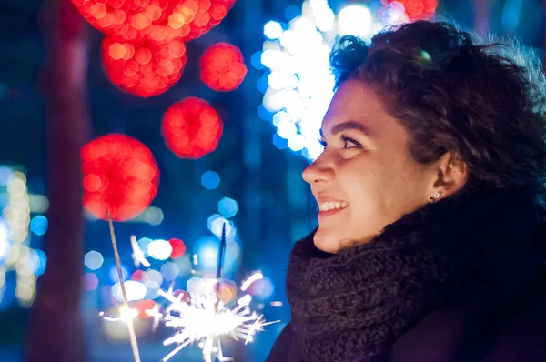 Primer plano de Chica con Chispa. Mujer sosteniendo chispa en la calle. Feliz Año Nuevo — Foto de Stock