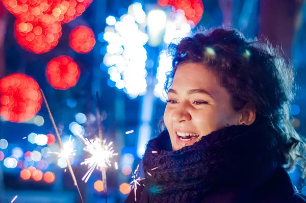 女性は、線香花火を楽しんでします。若い女性がクリスマスを祝います。クリスマス女性持株花火 — ストック写真