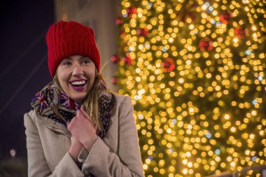 Yan görünümü kadın gece mutlu w şenlikli Noel piyasada