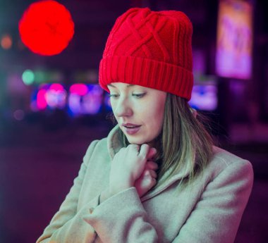 Genç kadının Noel ağacı önünde vurguladı. Festival esmer noelde üzgün. Yorgun ve yalnız Noel için