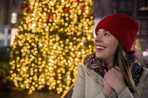 通りの幸せな女の子探してクリスマスに飾られています。ストリート — ストック写真