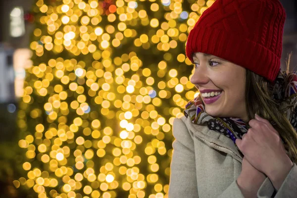 측면 보기 여자 밤 행복 한 w에 축제 크리스마스 시장에 — 스톡 사진