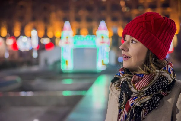 Mujer feliz Sentir el ambiente urbano de Navidad por la noche. Mujer de Navidad sorprendida — Foto de Stock