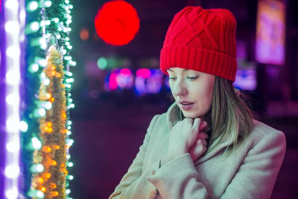 クリスマス ツリーの熟視によって悲しい女。夜街の冬の孤独なクリスマスの女性。お祝いブルネット探してクリスマスに悲しい — ストック写真