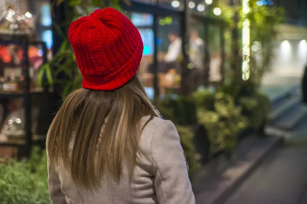 Na zewnątrz Portret młodej kobiety piękne na Jarmark bożonarodzeniowy. Portret młodej kobiety pozytywne w płaszcz o Xmas fair w godzinach wieczornych — Zdjęcie stockowe