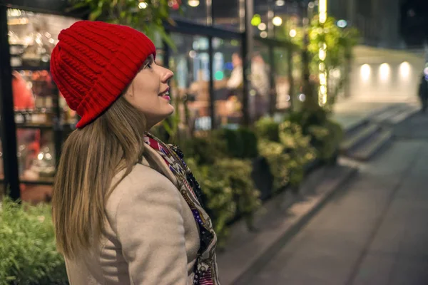 アメリカ人の女性が夜の時間にクリスマス前に公正なクリスマス ショッピングを笑っています。街を歩いて若い美しい幸せな笑顔女の子. — ストック写真
