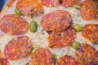 Lokanta. Meksikalı pizzacı biber, sebze, peynir kopya alanı ile ahşap masa üzerinde. üstten görünüm