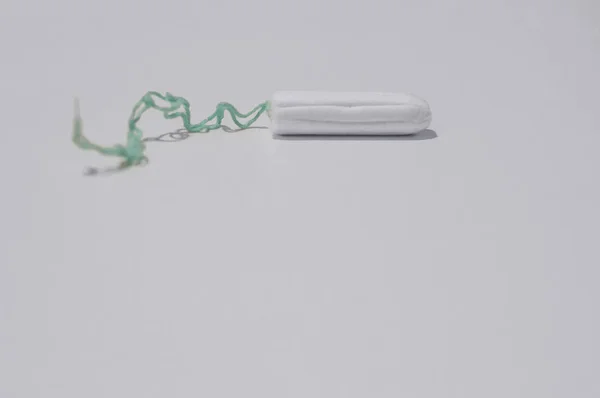 Menstruella tampong närbild isolerad på en vit bakgrund. Menstruation tid. Hygien och skydd. Kvinna hygien skydd, Stäng-up.menstruation kalender med bomull tamponger — Stockfoto
