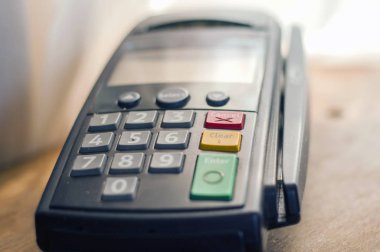 Ödeme kartı terminal bir bankada. Elektronik ödeme kavramı. sayaç süpermarkette terminal ile. Kablosuz pos terminal kartı PIN için bekliyor
