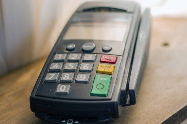 Ödeme kartı terminal bir bankada. Elektronik pament kartı terminal bir bankada kavramı. Elektronik ödeme kavramı. El PIN kodu PIN pad kartı makine ya da pos terminal 