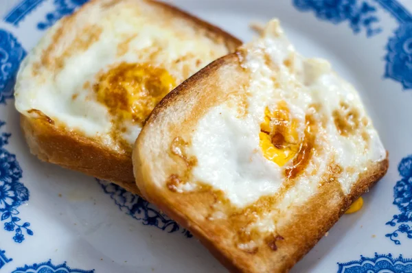  Tabakta yumurta ekmeği, doğal ışıkla fotoğraflanmış. Yumurtalı ve tereyağlı Fransız tostu. Ekmekli kahvaltı. İngiliz kahvaltısı. Yumurtalı sağlıklı kahvaltı. Lezzetli kahvaltı.