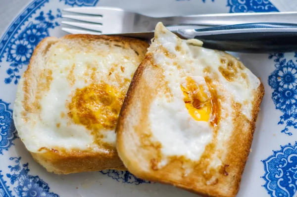 Pão de ovo no prato, fotografado com luz natural. Torrada francesa dourada com manteiga e ovo. pequeno-almoço com pão. Pequeno-almoço inglês. pequeno-almoço saudável com ovos. saboroso café da manhã — Fotografia de Stock
