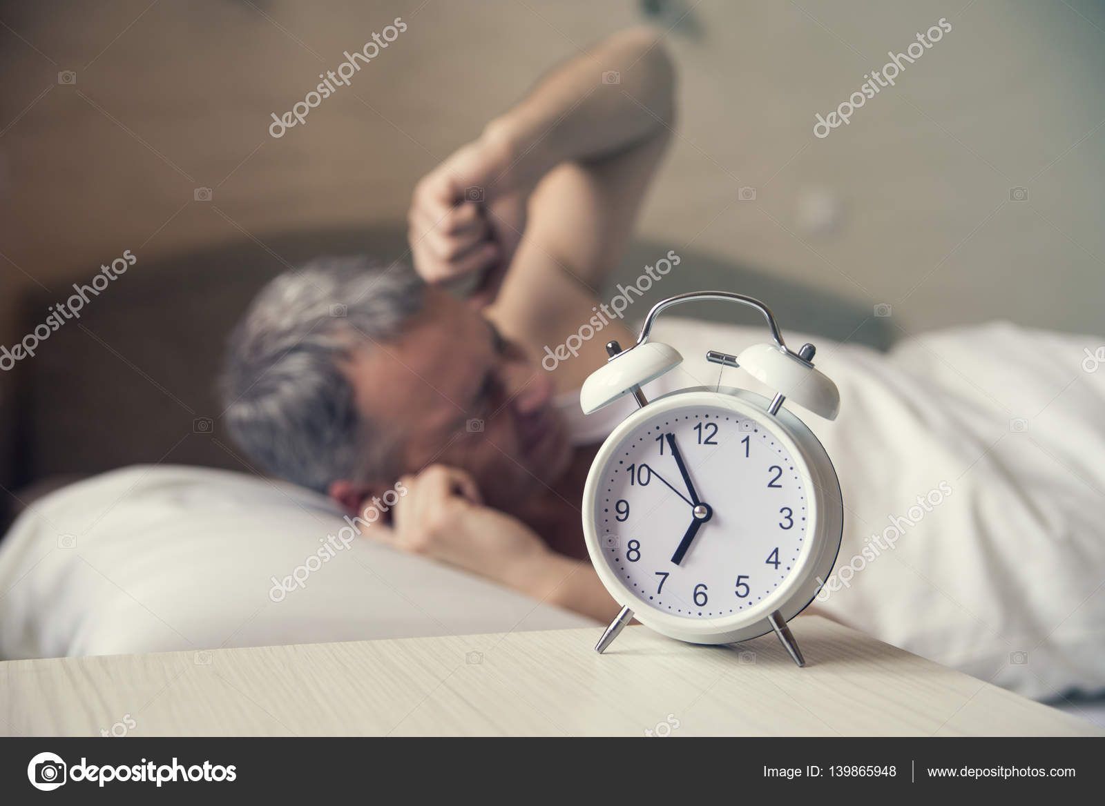 Скоро наступит утро. Человек будильник. Человек в постели утро. Человек проснулся. Спящий человек с будильником.